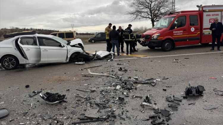 Türkiyədə üç nəqliyyat vasitəsinin iştirakı ilə baş verən qəzada 2 nəfər ölüb, 7 nəfər yaralanıb.