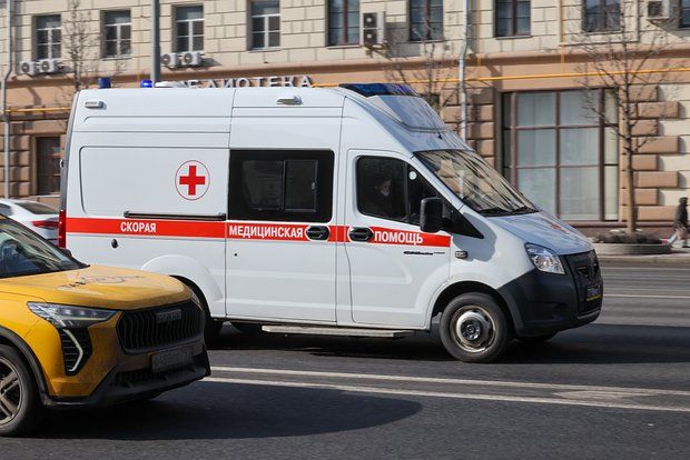 Moskvada xəstə daşıyan təcili yardım maşını aşıb