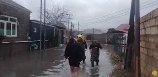 Binəqədi və Suraxanıda yaşayış evlərinin həyətlərini  su basıb - VİDEO