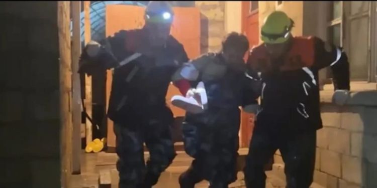 FHN: Bakı, Sumqayıt və Abşeronda su basmış ərazilərdən onlarla insan təxliyə edilib  YENİLƏNİB - VİDEO