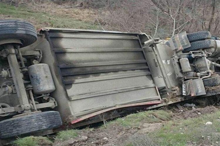 Kəlbəcərdə yük avtomobili aşıb, 3 nəfər ölüb