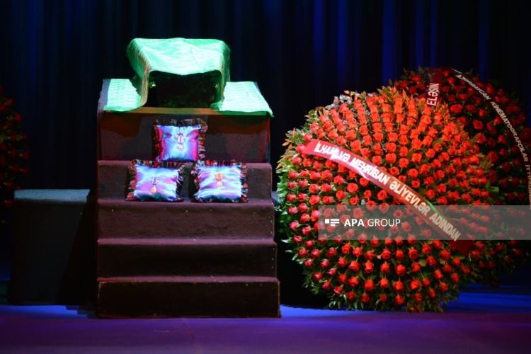 Prezident İlham Əliyev və Mehriban Əliyeva Xalq artisti Rasim Balayevlə vida mərasiminə əklil göndərib