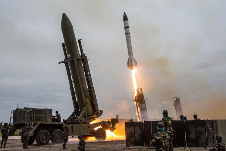 İran ordusu BƏƏ-də radar stansiyalarını atəşə tutub