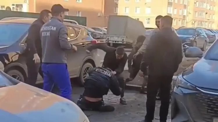 Qazaxıstanda polis əməkdaşına edilən hücumun görüntüləri - VİDEO