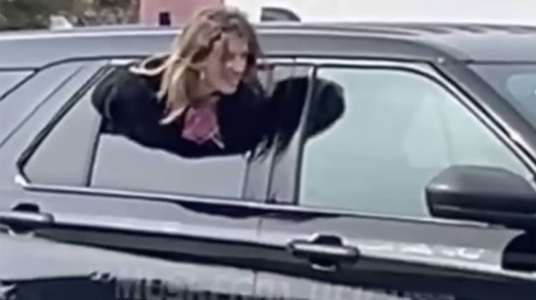 Əlləri qandallı qadın polis maşınının açıq pəncərəsindən qaçdı -  VİDEO