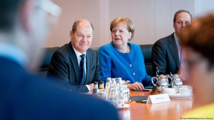 Merkel və Şoltsa qarşı sui-qəsdə çağırış edən şəxs terrorizmi maliyyələşdirməkdə ittiham olunur