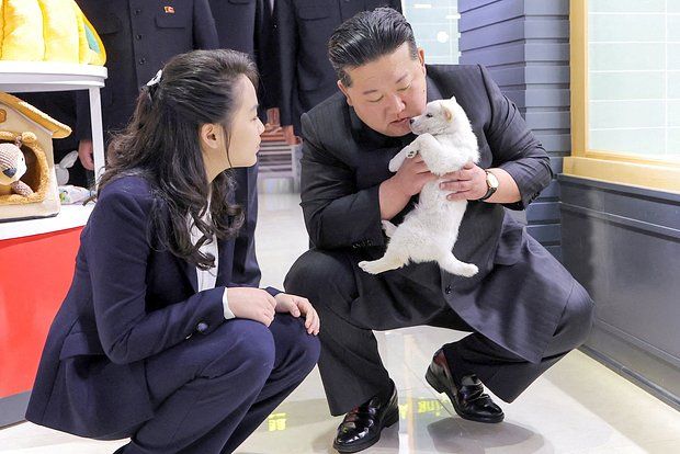 Kim Çen In küçüyü qucaqladı - FOTO