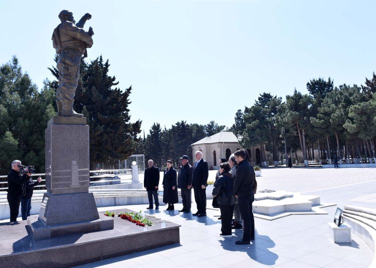 Sumqayıtda Aprel şəhidlərinin xatirəsi anılıb