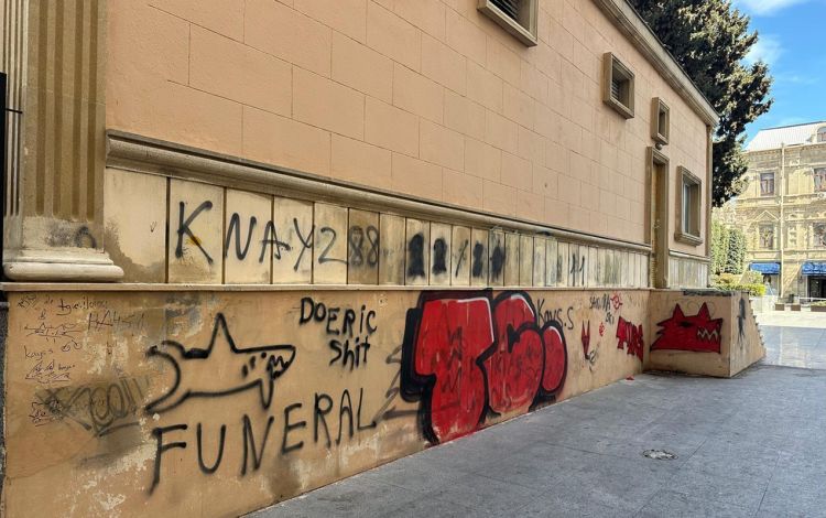 Bakıda tarixi binanı zədələyənlərin  ADLARI və FOTOLARI