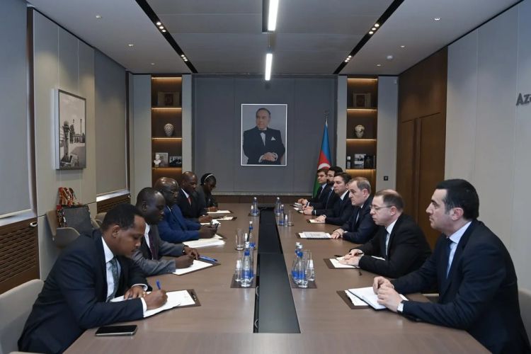 Ceyhun Bayramov uqandalı həmkarı ilə görüşüb