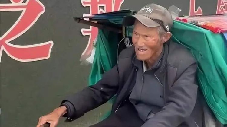 Çində 90 yaşlı kişi velosipedlə ölkəni gəzib