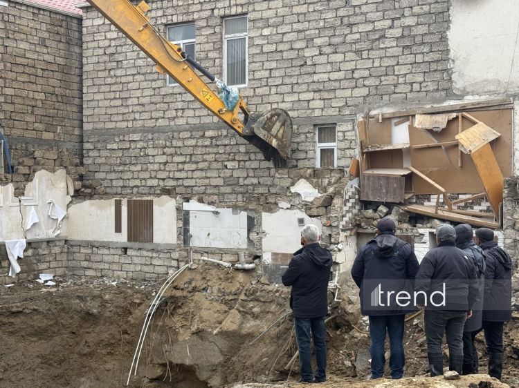 Kollektorun üzərində tikilən yaşayış evi niyə iki ay ərzində sökülməmişdi? – Açıqlama