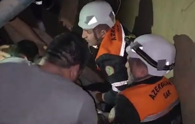 Sabunçuda yaşayış evi çöküb, xəsarət alan var - VİDEO