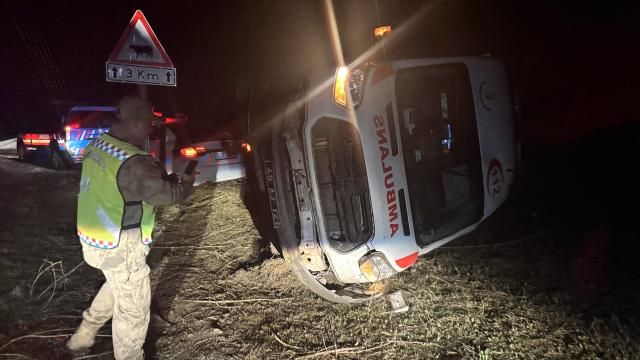 Türkiyədə təcili yardım maşını aşdı: 5 yaralı