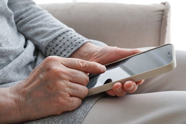 Rusiyalı təqaüdçü dələduzları aldatdı