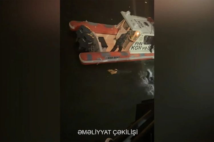 Axşam saatlarına Bulvarda dənizə düşən qızın xilas edilmə görüntüləri - VİDEO