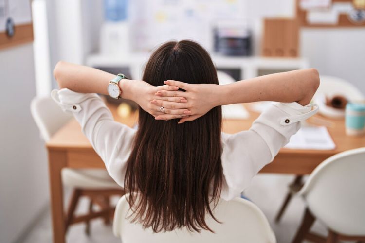 Maaşının artırılması üçün işdə yataraq etiraz etdi