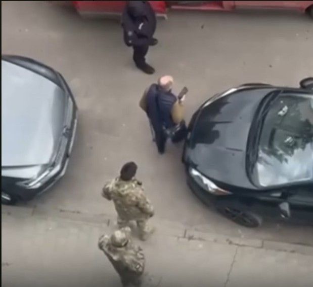 Hərbi komissarlıqdan qaçan ukraynalının görüntüləri gündəm oldu - VİDEO