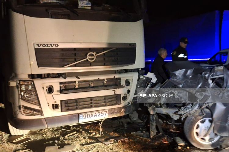 Qazaxda minik avtomobili ilə TIR toqquşub, xəsarət alanlar var 