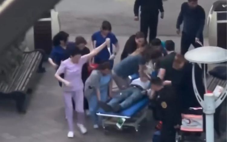 Bakıda ürəyi dayanan kişini xəstəxana həyətində həyata qaytardılar -  ANBAAN VİDEO