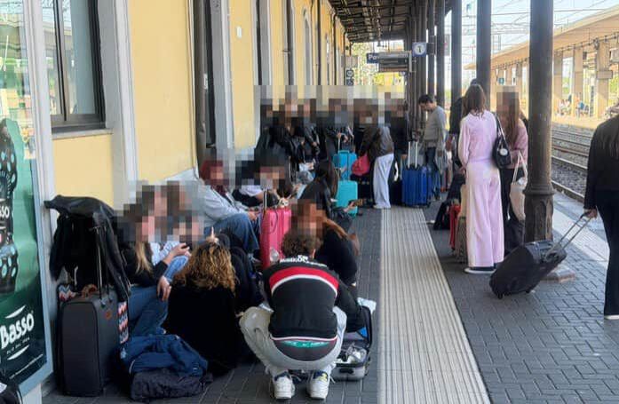 İtaliyanın Milan şəhəri yaxınlığında iki qatar toqquşub