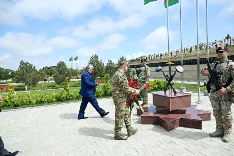 Aprel şəhidlərinin xatirəsi ehtiramla yad olunub - FOTO