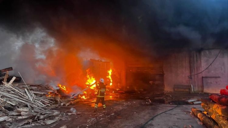 Ədirnədə ağac emalı zavodunda yanğın baş verib