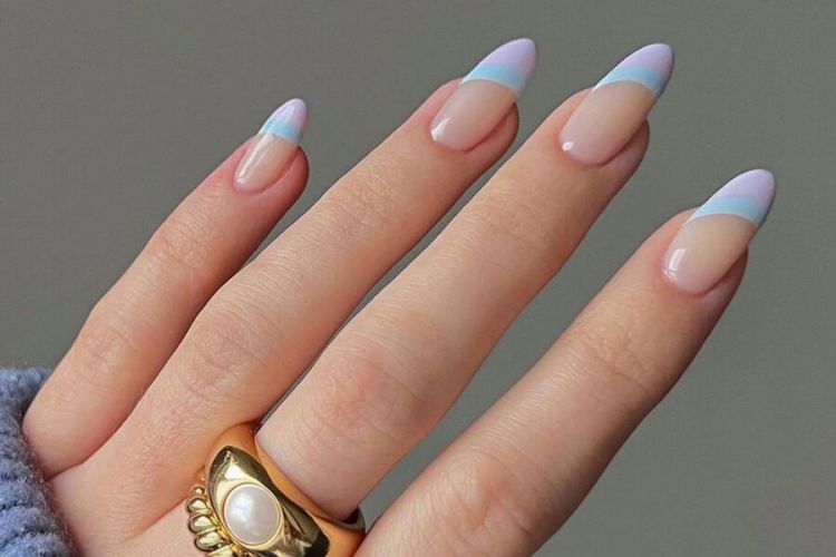 Rusiyada qadın sınmış dırnağına görə polisə hücum edib