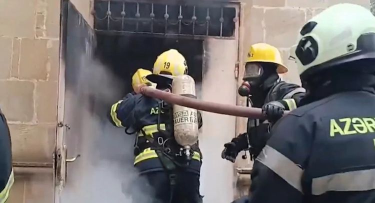 Bakıda internat məktəbinin yataqxanasında yanğın olub - VİDEO