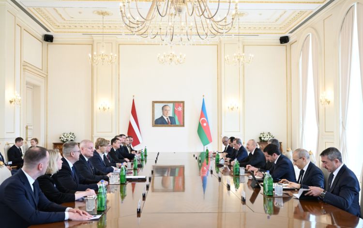 Azərbaycan və Latviya prezidentləri geniş tərkibdə görüşüb - FOTO