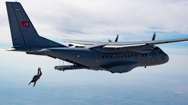 NATO-dan "türk paraşütçü" paylaşımı
