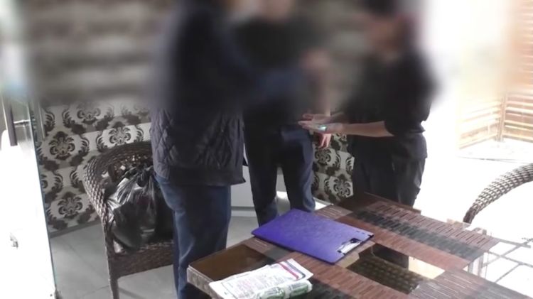 Yeni doğulmuş qızını 4000 dollara satmağa cəhd edən kişi saxlanılıb - VİDEO