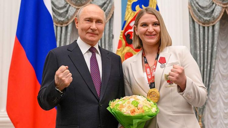 Putin boks çempionatının qalibləri ilə şampan içərək söhbət edib