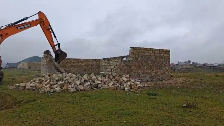 Gəncə və Göygöldə qanunsuz tikililər sökülüb -  VİDEO