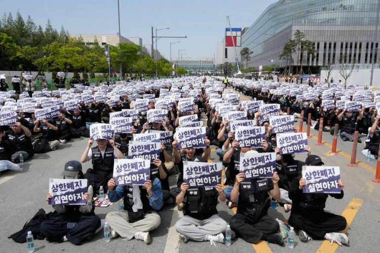 "Samsung"un 30 mindən çox işçisi tətil elan edib:  mükafat tələb edirlər