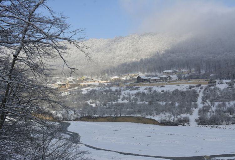 Gecə və səhər bəzi yerlərə  qar yağıb