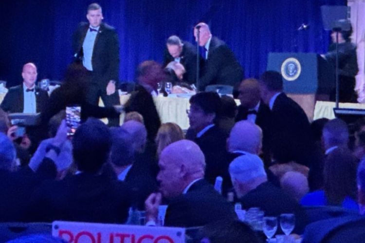 Trampın Ağ Ev Müxbirləri Assosiasiyasının qəbulunda atəş açılıb