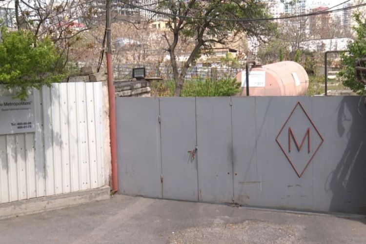 Paytaxtda diqqəti cəlb edən hasarlanmış ərazi: Yeni metro stansiyası tikilir? -  VİDEO