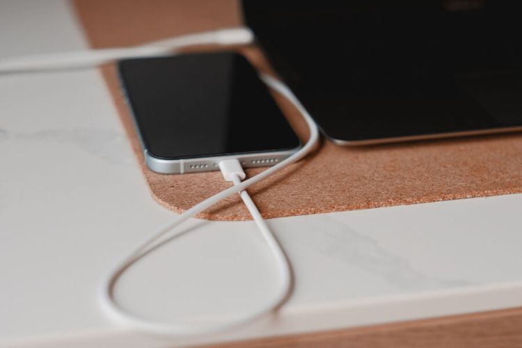 Cərəyanda taxılı qalan telefon evin yanmasına səbəb oldu