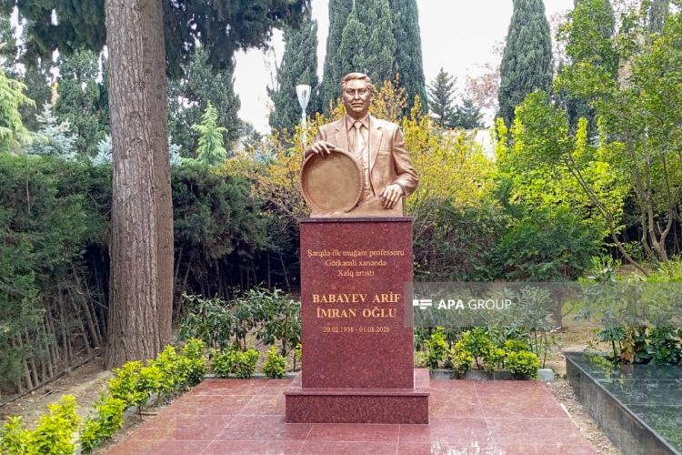 Xalq artisti Arif Babayevin qəbirüstü abidəsi ucaldılıb -  FOTO