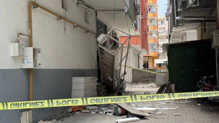 Türkiyədə tikinti lifti qırıldı: 1 işçi balkondan asılı qaldı