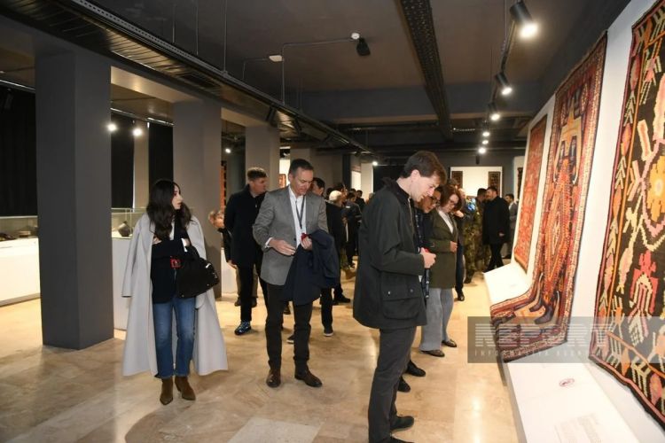 Diplomatik korpusun nümayəndələri Şuşadakı xalça muzeyində -  FOTO