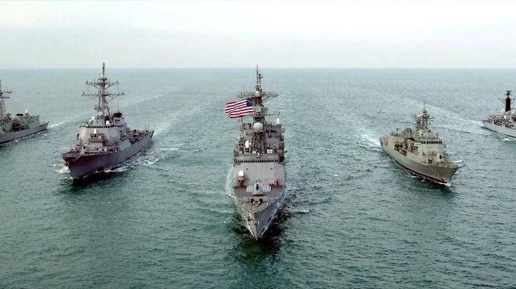 İran Hörmüz boğazında ABŞ gəmilərini atəşə tutublar