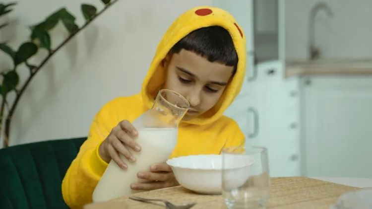 Britaniyalı alimlər bitki mənşəli südün uşaqlar üçün riskləri barədə xəbərdarlıq ediblər