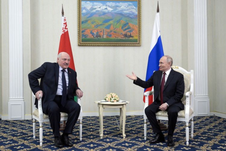 Putin Lukaşenko ilə həmişə danışmağa mövzu olduğunu etiraf etdi