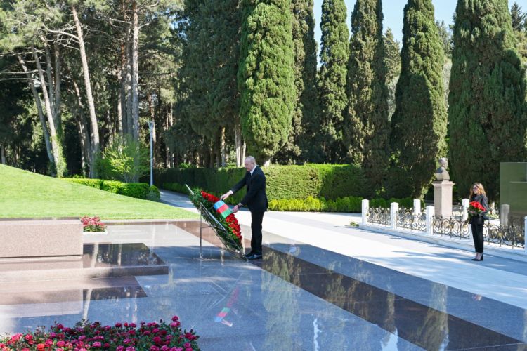 İlham Əliyev və Mehriban Əliyeva Ulu Öndər Heydər Əliyevin məzarını ziyarət ediblər - FOTO