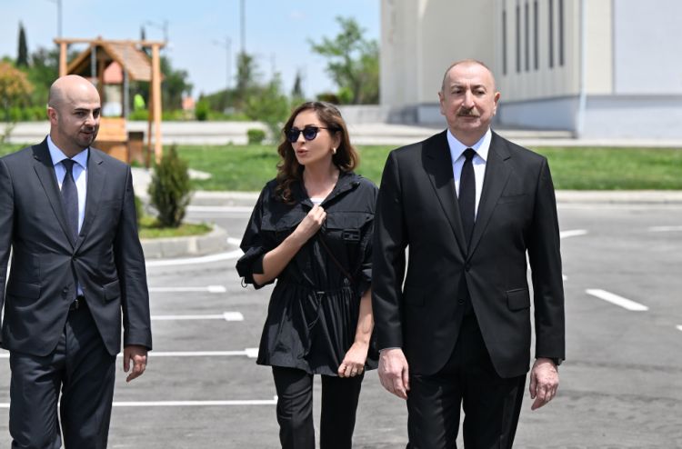 İlham Əliyev və xanımı Şükürbəyli kəndində fərdi evlərdə yaradılmış şəraitlə tanış olublar - FOTO