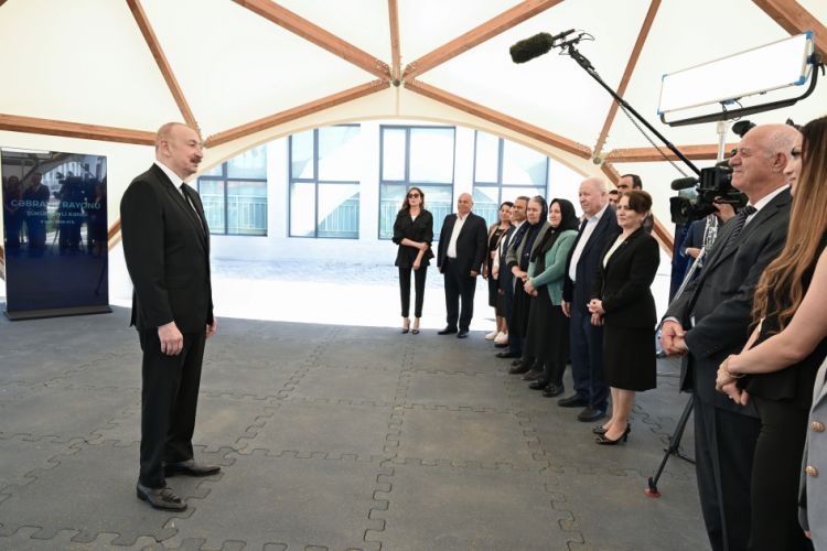 Prezident və xanımı Şükürbəyli kəndinə köçən sakinlərlə görüşdü - FOTO