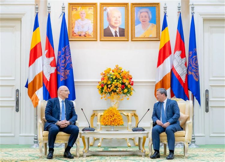 Elçin Əmirbəyov Kambocada səfərdədir