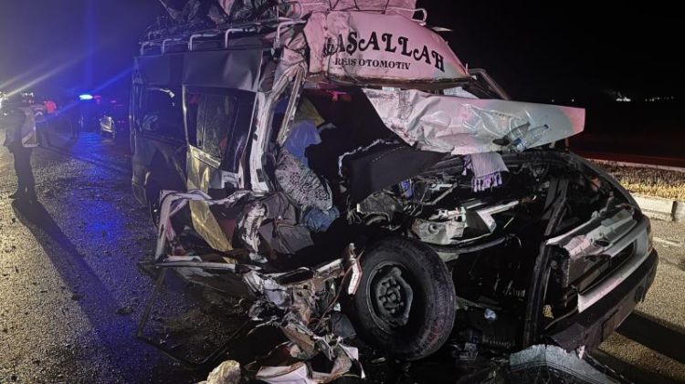 Türkiyədə mikroavtobus və yük maşını toqquşub: 12 yaralı